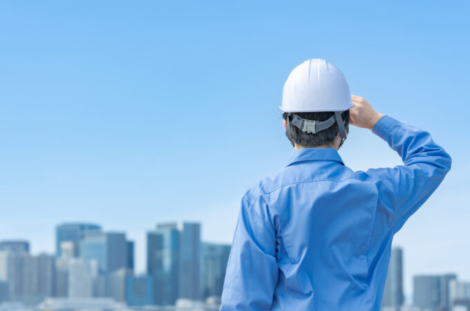 建築・男性・青空